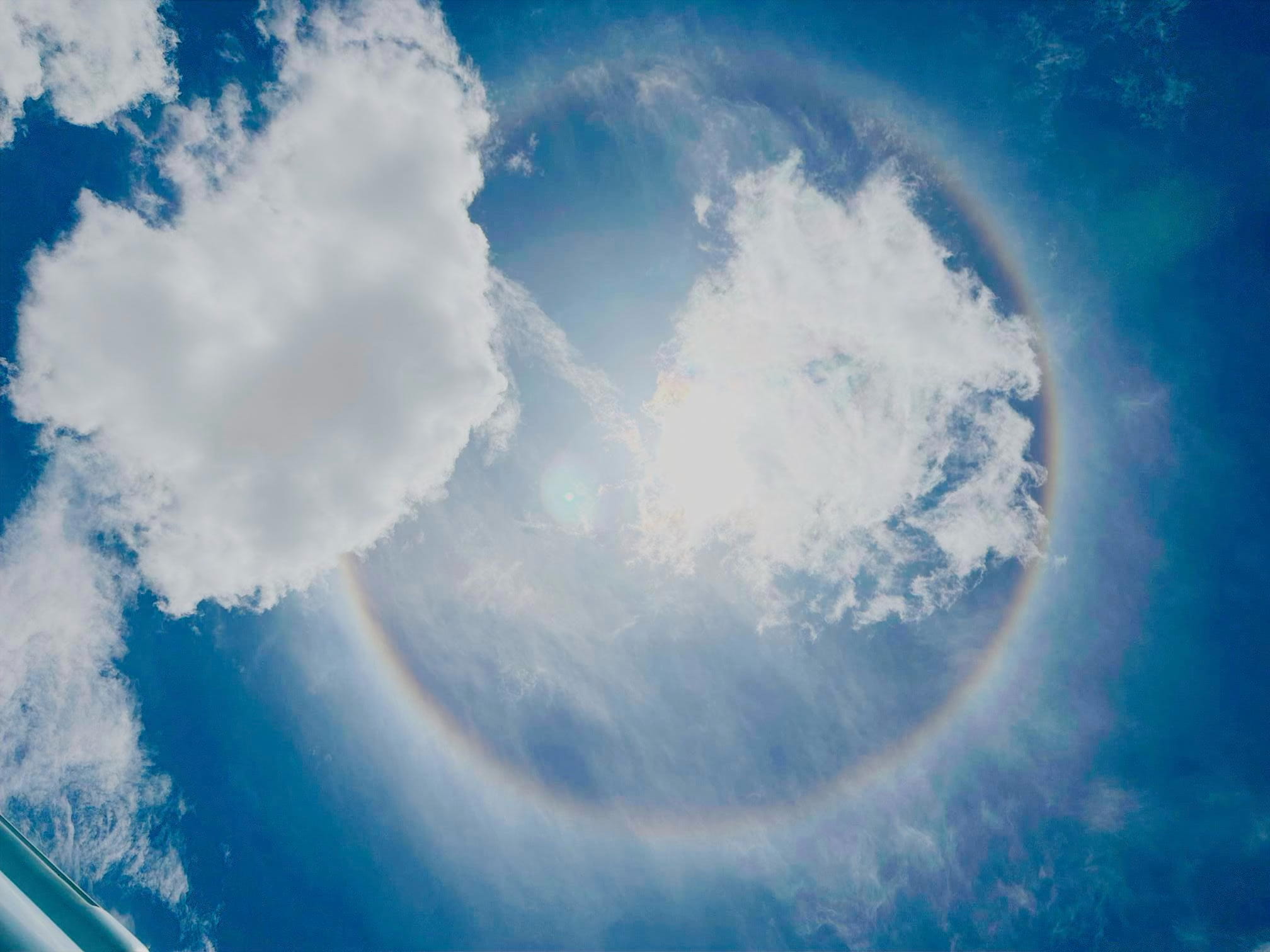 Ein Bild eines Halo-Ring im blauem Himmel vor weißen Wolken